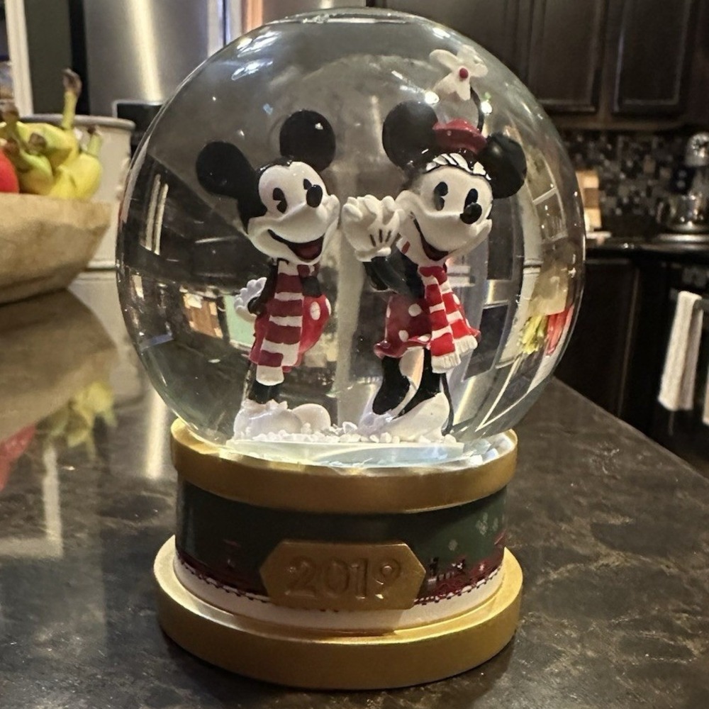 Disney 2019 Mickey Mouse & Minnie Mouse Snow Globe